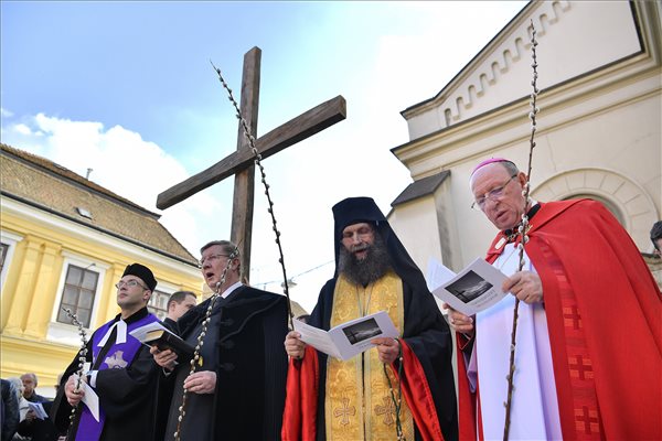 Bibliai keresztutat jártak a debreceniek virágvasárnap