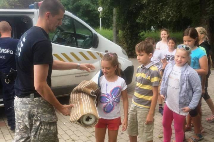 Rendőrkutya a nagyhegyesi nyári táborban