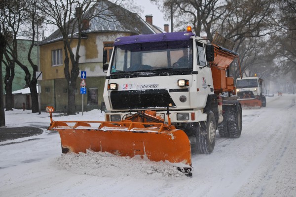 AKSD hókotró, csúszásmentesítés