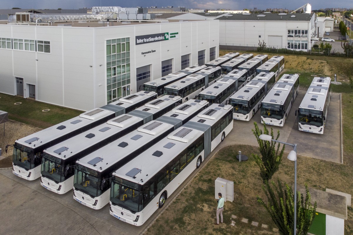 Buszátadás Debrecenben