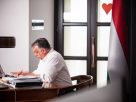 Orbán Viktor levelet ír