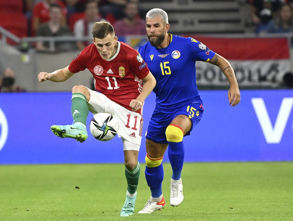 Schön Szabolcs (b) és az andorrai Moisés San Nicolás a labdarúgó világbajnoki selejtezők 6. fordulójában játszott Magyarország - Andorra mérkőzésen a Puskás Arénában 2021. szeptember 8-án. MTI/Kovács Tamás