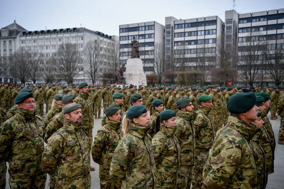 Debrecenben köszöntötték a Koszovóból hazaérkezõ békefe