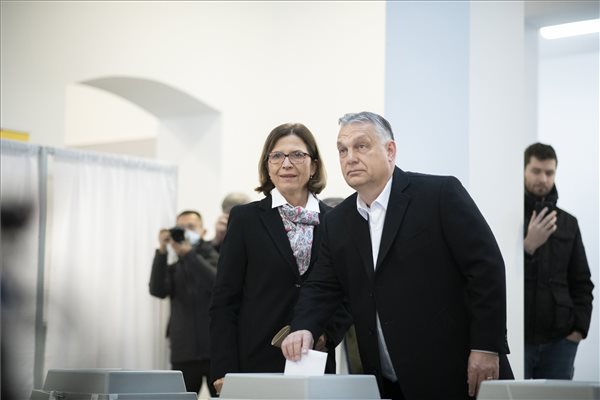 Orbán Viktor szavaz