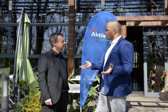 Révész Máriusz, az aktív Magyarországért felelős kormánybiztos (b) és Sió Zoltán, az Aktív- és Ökoturisztikai Fejlesztési Központ programvezetője beszélget az Aktívan itthon programsorozatról tartott sajtótájékoztató kezdete előtt Budapesten, a Café Ponyvaregény étterem, kávézó és rendezvényhelyszínnél 2022. április 13-án. A programsorozat több mint 300 szabadidős rendezvénnyel várja az érdeklődőket. A rendezvényeket 330 millió forintos kormányzati támogatással szervezik meg, és legalább 100 ezer résztvevőre számítanak. MTI/Soós Lajos