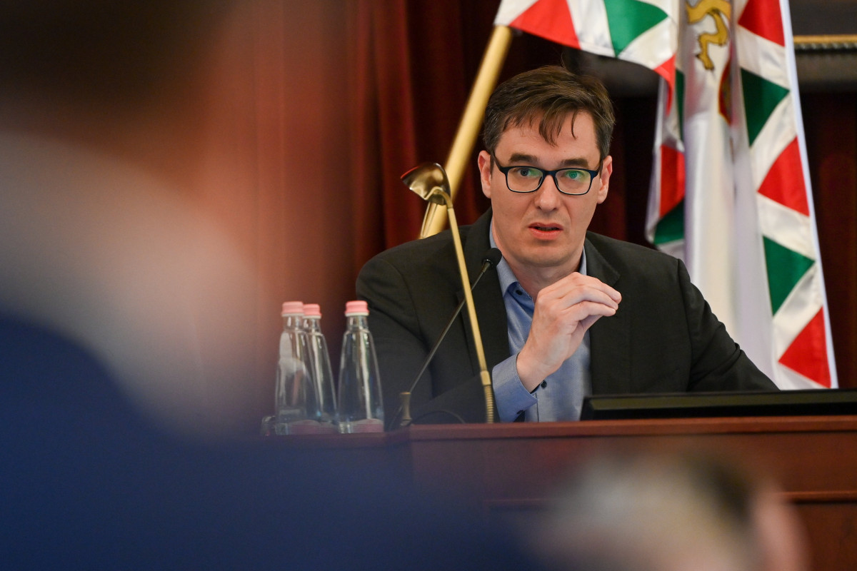 Karácsony Gergely főpolgármester felszólal a Fővárosi Közgyűlés rendkívüli ülésén a Városházán 2022. április 13-án. MTI/Illyés Tibor