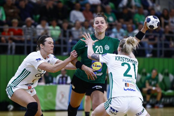 A ferencvárosi Emily Bölk (k), valamint a győri Kari Brattset (b) és Veronica Kristiansen (j) az FTC-Rail Cargo Hungária - Győri Audi ETO KC női bajnoki kézilabdamérkőzésen az Elek Gyula Arénában, 2022. április 14-én. A Ferencváros 29-24-re győzött. MTI/Kovács Anikó