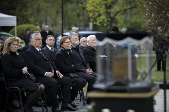 A Miniszterelnöki Sajtóiroda által közreadott képen Orbán Viktor miniszterelnök (elöl, b2) és felesége, Lévai Anikó (b3), mellettük Herczegh Anita, Áder János köztársasági elnök felesége (b), Kövér László, az Országgyűlés elnöke (b4), Boross Péter volt miniszterelnök (b5), mögöttük Fürjes Balázs, a Miniszterelnökség Budapest és a fővárosi agglomeráció fejlesztéséért felelős államtitkára (k), Hende Csaba, az Országgyűlés fideszes alelnöke (b) és Martonyi János volt külügyminiszter (j) Antall Józsefné Fülepp Klára, Antall József egykori miniszterelnök özvegyének, az Antall József Tudásközpont alapítójának temetésén a Fiumei Úti Sírkert Nemzeti Emlékhelyén, Antall József síremlékénél 2022. április 19-én. MTI/Miniszterelnöki Sajtóiroda/Fischer Zoltán