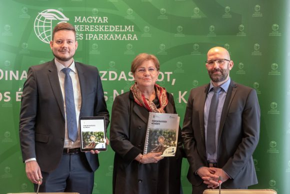 Mezősi Balázs, az Országos Vállalkozói Mentorprogram projekt szakmai vezetője, Szili Katalin miniszterelnöki megbízott, a Nemzeti Fenntartható Fejlődési Tanács alapítója és tiszteletbeli elnöke és Kaszap András, a KPMG Tanácsadó Kft. igazgatója (b-j) az MKIK Fenntarthatósági Vállalkozói Szemléletformálás alprogramjának bemutatóján Budapesten 2022. április 20-án. Fenntarthatósági szemléletformáló programot indít mikro-, kis- és középvállalkozásoknak a Magyar Kereskedelmi és Iparkamara (MKIK), a program első eleme a napokban megjelenő, e-könyvként elérhető Fenntarthatósági kézikönyv. MTI/Kovács Anikó