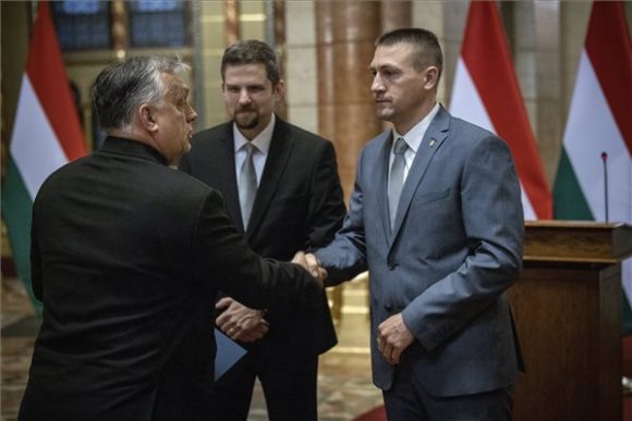 Miniszterelnöki Sajtóiroda által közreadott képen Orbán Viktor miniszterelnök, a Fidesz elnöke és parlamenti képviselője (b) átveszi megbízólevelét Téglási Andrástól, a Nemzeti Választási Bizottság (NVB) elnökétől (k) és Nagy Attilától, a Nemzeti Választási Iroda (NVI) elnökétől az országgyűlési választáson listás mandátumot szerzett képviselők megbízólevelének ünnepélyes átadásán az Országház kupolacsarnokában 2022. április 20-án. MTI/Miniszterelnöki Sajtóiroda/Fischer Zoltán