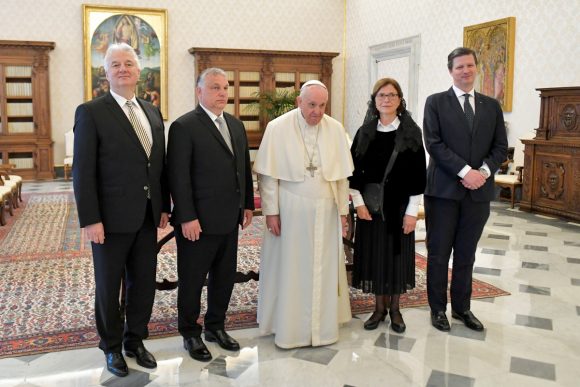 A Vatikáni Média által közreadott képen Ferenc pápa (k) magánkihallgatáson fogadja Orbán Viktor miniszterelnököt (b2) a Vatikánban 2022. április 21-én. Az április 3-i parlamenti választás óta a miniszterelnök első hivatalos útja a vatikáni látogatás. Jobbról a kormányfő felesége, Lévai Anikó és Habsburg-Lotharingiai Eduárd, Magyarország szentszéki nagykövete, balról Semjén Zsolt nemzetpolitikáért felelős miniszterelnök-helyettes. MTI/Vatikáni Média