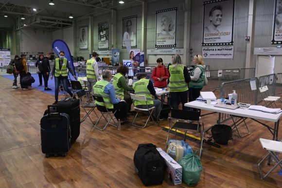 Ukrajnából érkezett menekülteket regisztrálnak a budapesti BOK csarnokban létesített humanitárius tranzitpontban 2022. április 22-én. MTI/Máthé Zoltán