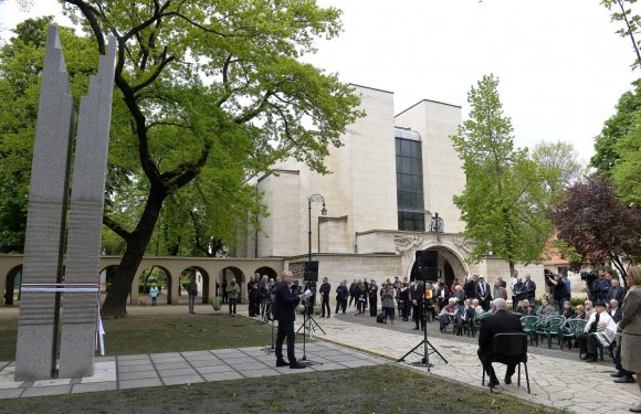 Pokorni Zoltán, a XII. kerület polgármestere (Fidesz-KDNP) beszédet mond a második világháború kerületi áldozatai emlékművének avatásán a Városmajori Jézus Szíve templom előtt 2022. április 28-án. MTI/Soós Lajos