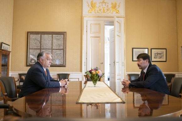 A Miniszterelnöki Sajtóiroda által közreadott képen Áder János köztársasági elnök (j) fogadja Orbán Viktor miniszterelnököt, az országgyűlési választásokon győztes Fidesz-KDNP pártszövetség miniszterelnök-jelöltjét a Sándor-palotában 2022. április 29-én. Az államfő Orbán Viktort kérte fel a következő kormány megalakítására. MTI/Miniszterelnöki Sajtóiroda/Benko Vivien Cher