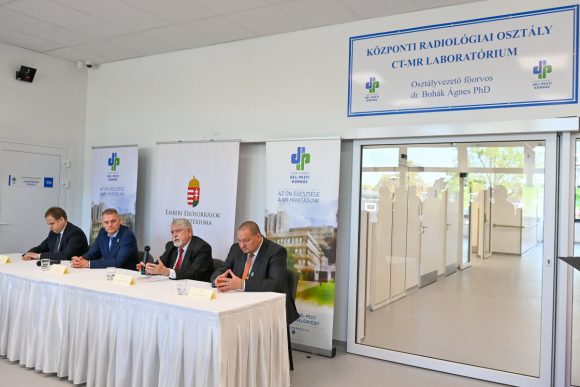 Kásler Miklós, az emberi erőforrások minisztere (j2) beszédet mond a Jahn Ferenc Dél-pesti Kórház és Rendelőintézet új diagnosztikai épületének átadási ünnepségén 2022. április 29-én. Mellette Dobosi Zsolt, az intézmény főigazgatója (b2), valamint Németh Szilárd fideszes országgyűlési képviselő (j), és Földesi Gyula megválasztott fideszes parlementi képviselő. MTI/Illyés Tibor