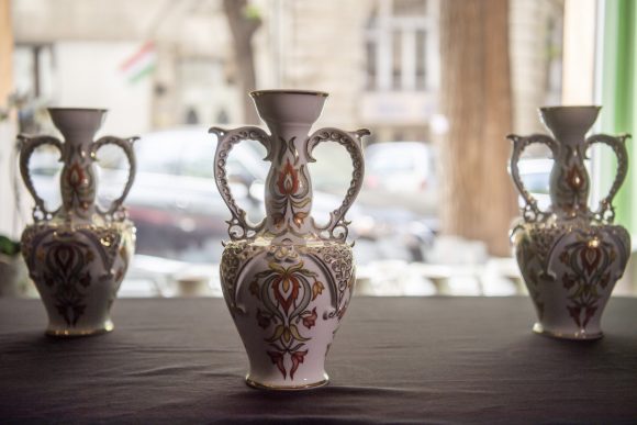 A Giro d'Italia magyarországi szakaszgyőztesei részére Hollóházi porcelánból készült trófeák a Hollóházi Porcelánmanufaktúra budapesti bemutatótermében 2022. május 2-án. MTI/Balogh Zoltán