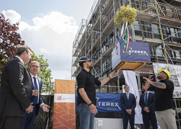  Palkovics László innovációs és technológiai miniszter (b) és Sztankov Attila, az építő Laterex Építő Zrt. elnök-vezérigazgatója (b2) a Budapesti Gazdasági Egyetem új központi könyvtárának és hallgatói központjának bokrétaünnepén 2022. május 3-án. MTI/Szigetváry Zsolt