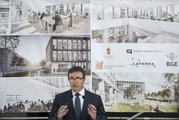 Palkovics László innovációs és technológiai miniszter beszédet mond a Budapesti Gazdasági Egyetem új központi könyvtárának és hallgatói központjának bokrétaünnepén 2022. május 3-án. MTI/Szigetváry Zsolt