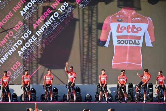 A Lotto Soudal csapata a Budapestről rajtoló Giro d'Italia országúti kerékpáros körverseny csapatbemutatóján a Hősök terén 2022. május 4-én. A grandiózus nyitóeseményre zsúfolásig megtelt a tér, ahová mintegy háromezer néző látogatott ki, közülük sokan az olasz körverseny jellegzetes színét, a rózsaszínt viselték. MTI/Illyés Tibor