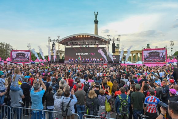 A Groupama-FDJ csapat tagjai a Budapestről rajtoló Giro d'Italia országúti kerékpáros körverseny csapatbemutatóján a Hősök terén 2022. május 4-én. A grandiózus nyitóeseményre zsúfolásig megtelt a tér, ahová mintegy háromezer néző látogatott ki, közülük sokan az olasz körverseny jellegzetes színét, a rózsaszínt viselték. MTI/Illyés Tibor