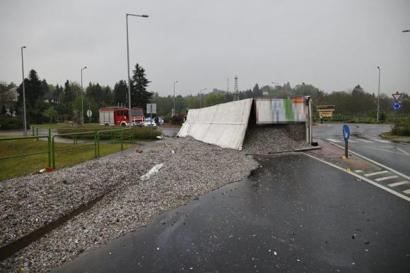 Oldalára borult nyerges vontató egy körforgalomban Nagykanizsán 2022. május 7-én. A balesetben meghalt a járműbe szorult sofőr, akit a tűzoltók emeltek ki. MTI/Varga György