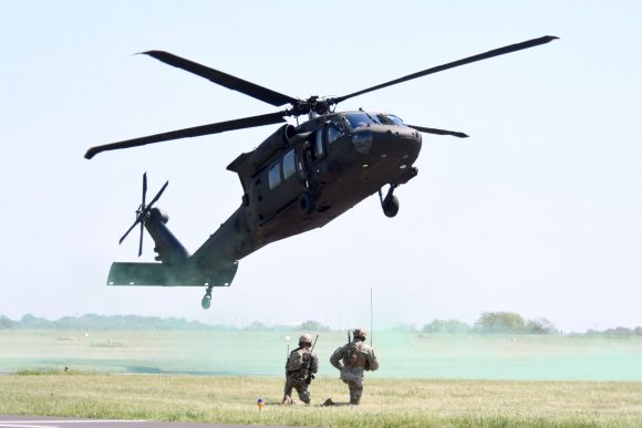 Sikorsky UH-60 Black Hawk típusú katonai helikopter 