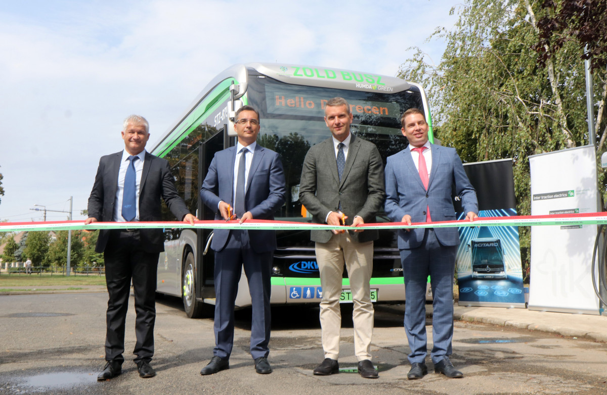 A Zöld Busz Program keretében 12 elektromos buszt adtak át Debrecenben