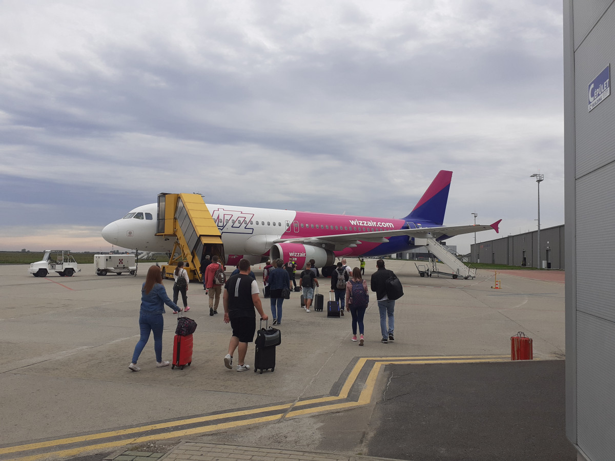 Debreceni repülőtér beszálló utasokkal