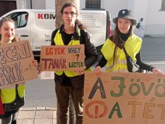 Debrecen élőlánc tüntetés tanárokért