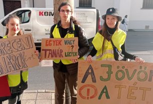 Debrecen élőlánc tüntetés tanárokért