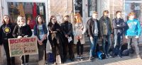 Diáktüntetés és élőlánc Debrecenben