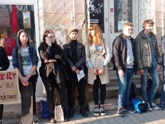 Diáktüntetés és élőlánc Debrecenben