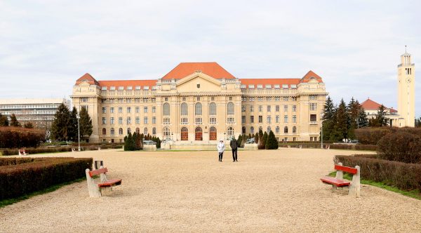 Debrecen, egyetem, központi épület, Egyetem tér