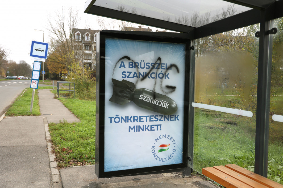 Debrecen, Nemzeti Konzultáció, plakát, politika