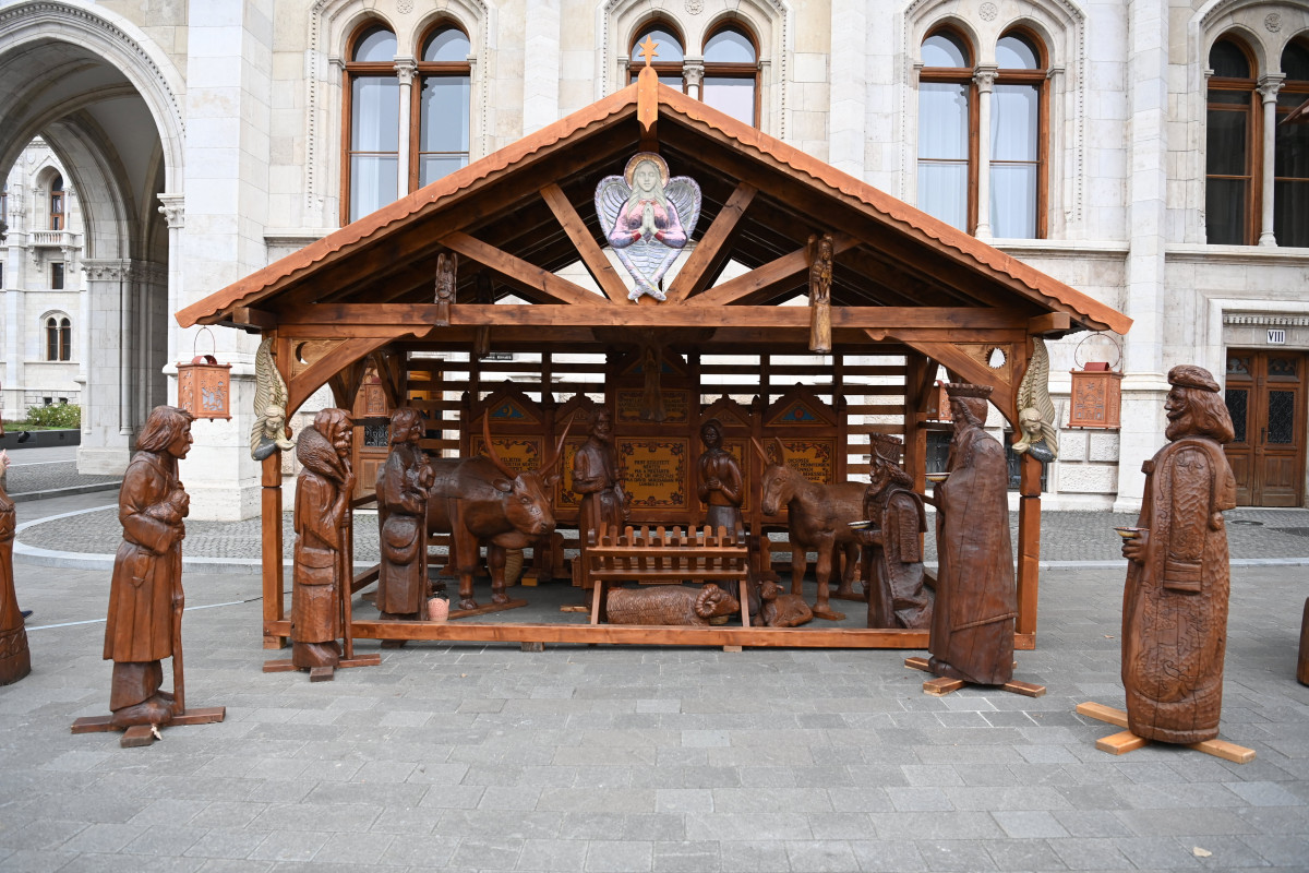 Átadták a nemzet betlehemét az Országház előtt