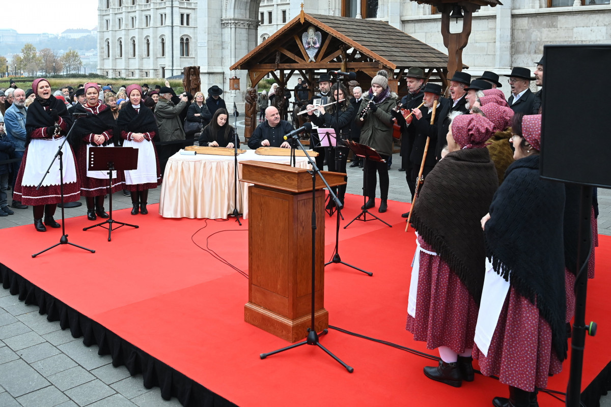 Átadták a nemzet betlehemét az Országház előtt