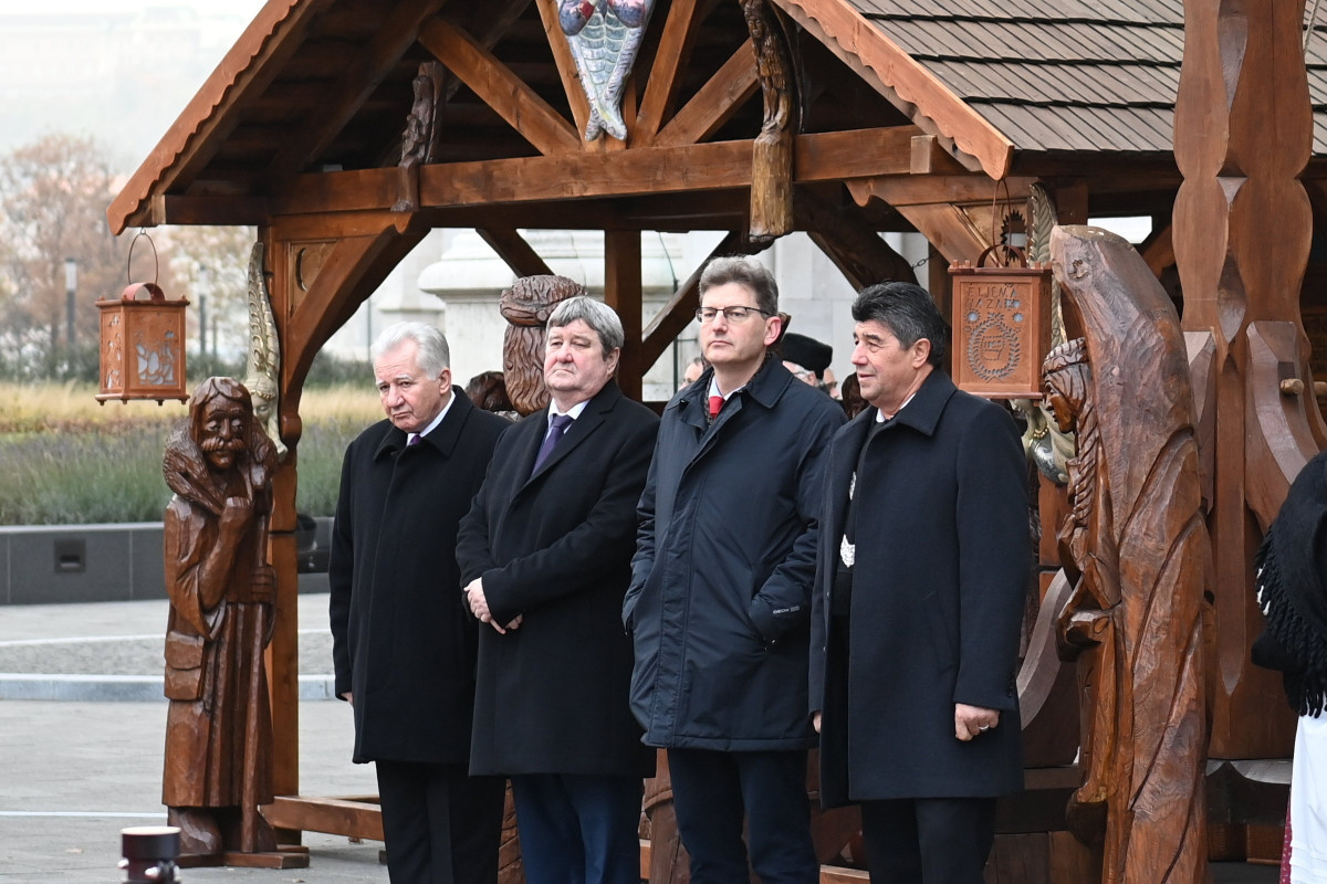 Átadták a nemzet betlehemét az Országház előtt