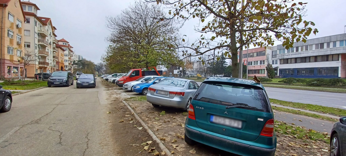 Szabálytalanul parkoló autók a Füredi Lakóparknál