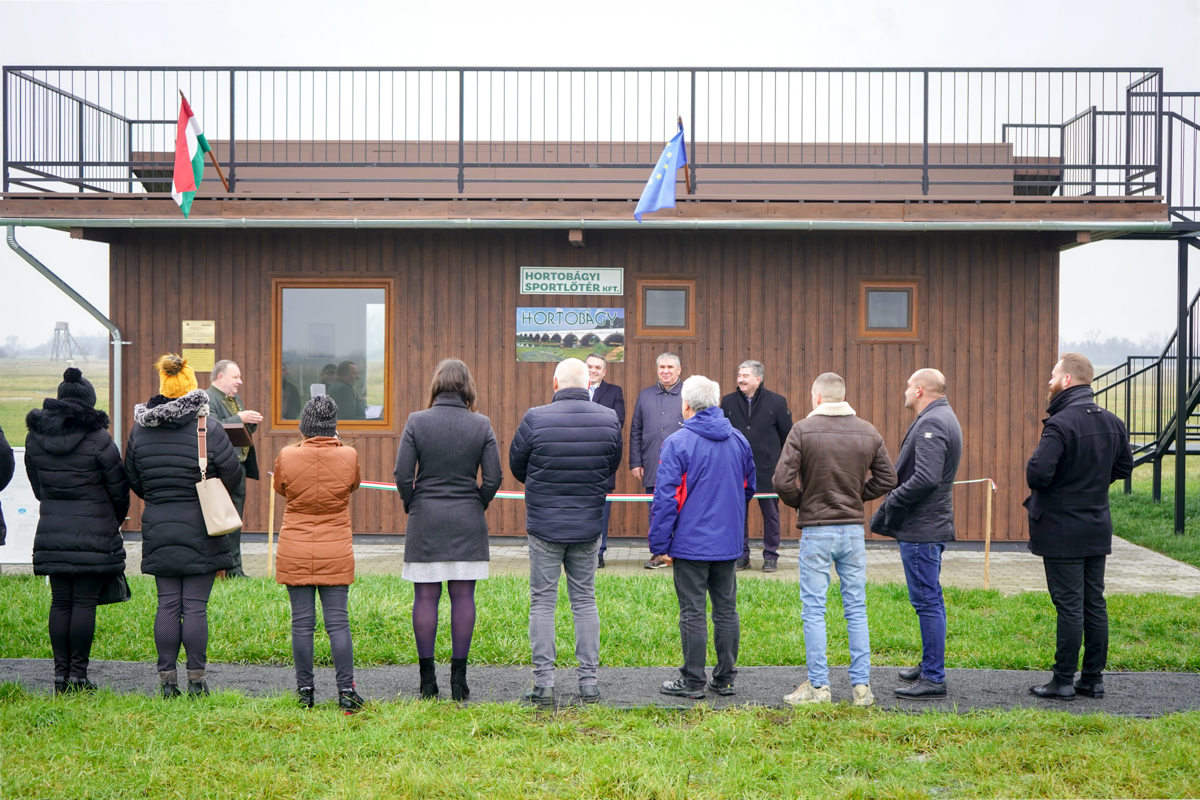 Tárolóépületet adtak át a hortobágyi sportlőtéren