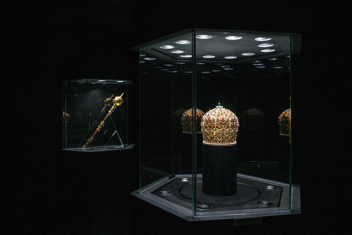 Bocskai István fejedelem aranyozott korona- és jogarmásolata tekinthető meg Debrecenben