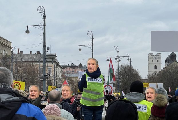 Soros György Debrecen akkumulátor tüntetés