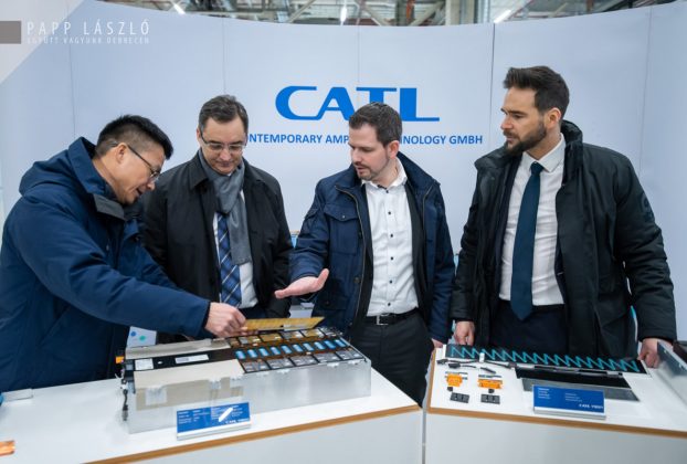 Papp László és Barcsa Lajos a CATL németországi üzemében