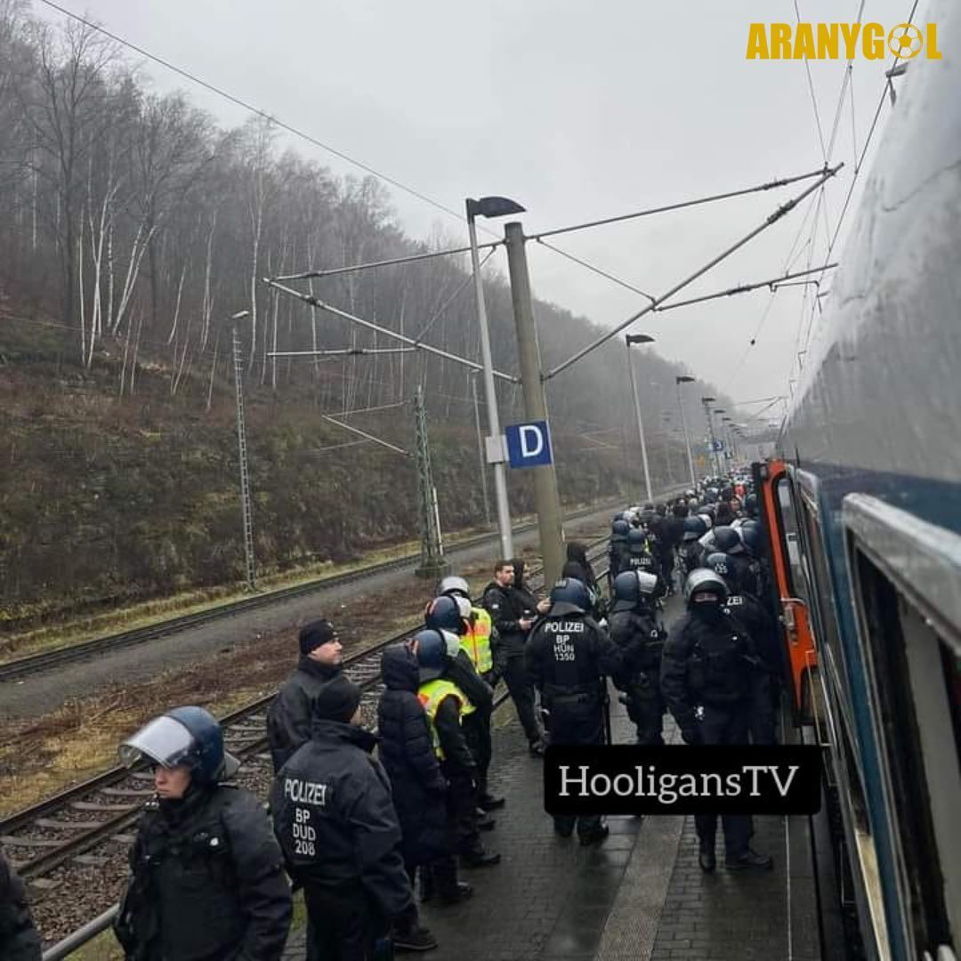 Fradi-szurkolók a német határon