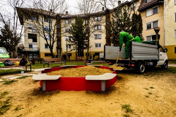 Tavaszi nagytakarítási program Debrecenben - a játszóterek sem maradnak ki 