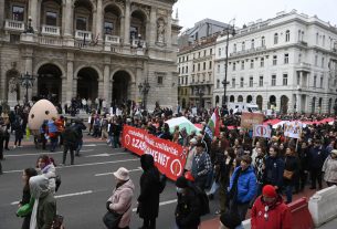 Résztvevők az ADOM Diákmozgalom, a Pedagógusok Szakszervezete, a Civil bázis, a Pedagógusok Demokratikus Szakszervezete és az Egységes Diákfront "Szabadságmenet" elnevezésű, az oktatás fejlesztését követelő demonstrációján Budapesten, az Andrássy úton 2023. március 15-én. MTI/Koszticsák Szilárd