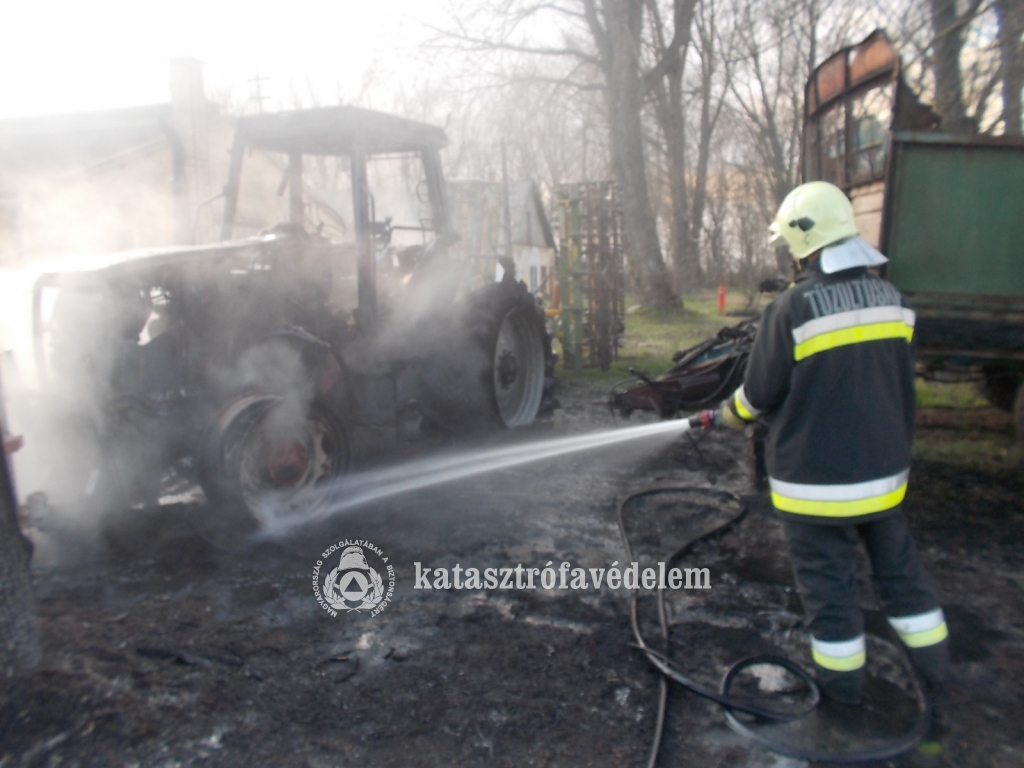 Egy egész traktor lángolt Bárándon - két fecskendő kellett az oltáshoz