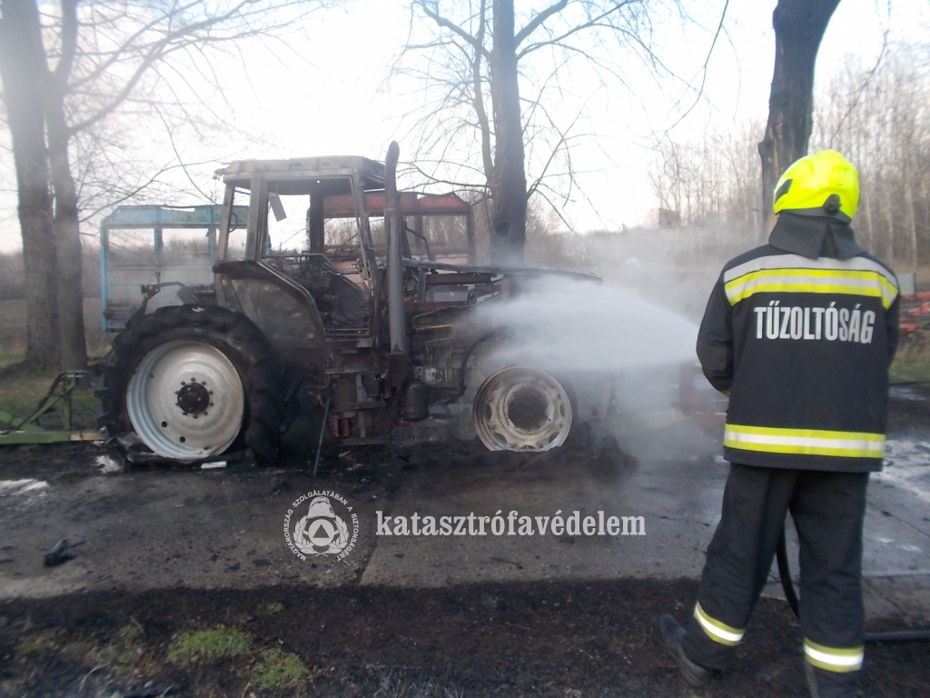 Egy egész traktor lángolt Bárándon - két fecskendő kellett az oltáshoz