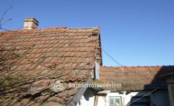 Családi ház tetejéről a cserepeket sodorta le a szél Berettyóújfaluban