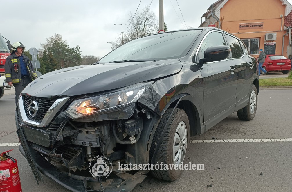 Két autó ütközött össze Debrecenben, a Bartók Béla és a Dorottya utca kereszteződésében