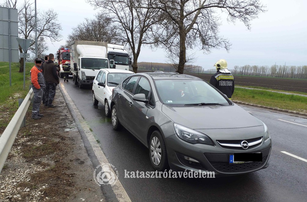 Öt autó ütközött össze a 47-es számú főúton, Debrecen közelében